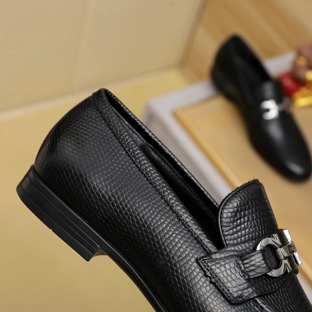 Men's shoes 250 🕷🕷🐂【Ferragamo】Ferragamo Popular fashionable casual shoes🇨🇳Official website counter 1:1 production, original mold opening💯Good quality can be seen, imported high-end first-layer pebbled calfskin, water-dyed🐂leather lining🌿very clear texture, high-quality waterproof, non-slip and wear-resistant outsole🎋high quality and low price, truly handmade🍓, color optional! Code number 38-44 (45. To be customized)